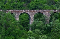 Viadukt v Žampachu z druhého břehu Sázavy.