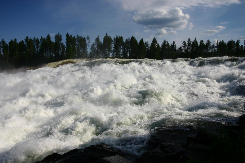 Vodopád Storforsen - řeka pochodující z kopce.
