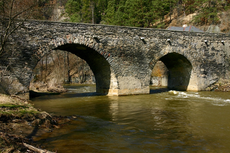 Kamenný most v Rabštejně nad Střelou z let 1335-1340.