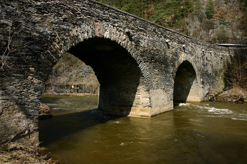 Kamenný most v Rabštejně nad Střelou z let 1335-1340.