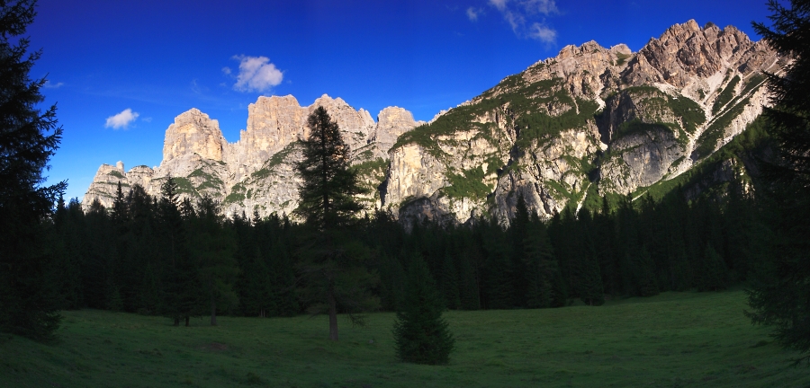 Dolomity, Val Pramper, pohled na Spiz di Mezzodi.