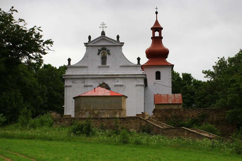 Opravovaný kostelík v Květnově.