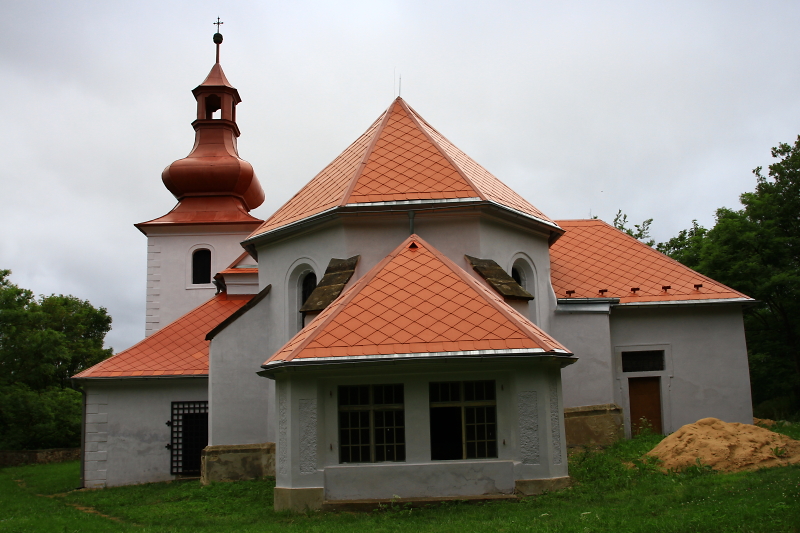 Opravovaný kostelík v Květnově.